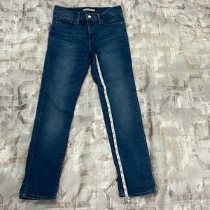 Levi’s 312 Shaping Slim